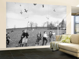 Children Trying to Catch Toys That Were Released by a Kite in the Air Wall Mural – Large par Bernard Hoffman