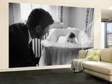Sen. Jack Kennedy Admiring Baby Caroline as She Lies in Her Crib in Nursery at Georgetown Home Wall Mural – Large por Ed Clark Sen. Jack Kennedy Admiring Baby Caroline as She Lies in Her Crib in Nursery at Georgetown Home Wall Mural – Large por Ed Clark