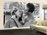 Italian Man Combing His Girlfriend's Hair Wall Mural – Large par Paul Schutzer