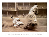 Joe DiMaggio atteignant la troisième base avec une glissade Affiches
