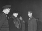 Eleanor Roosevelt Chatting with a Usaaf Private Lámina fotográfica Eleanor Roosevelt Chatting with a Usaaf Private Lámina fotográfica