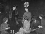 Eleanor Roosevelt Inspecting Ats Motor Transport Girls at Work on Truck Tires Lámina fotográfica Eleanor Roosevelt Inspecting Ats Motor Transport Girls at Work on Truck Tires Lámina fotográfica