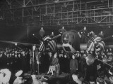 Eleanor Roosevelt Speaking into a Microphone During a Ceremony to Name a Bomber Lámina fotográfica Eleanor Roosevelt Speaking into a Microphone During a Ceremony to Name a Bomber Lámina fotográfica