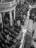 Overhead View of Mrs. Eleanor Roosevelt Speaking at a Memorial Service Lámina fotográfica Overhead View of Mrs. Eleanor Roosevelt Speaking at a Memorial Service Lámina fotográfica