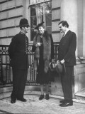 Eleanor Roosevelt Chatting with a Police Constable of the Metropolitan Police Lámina fotográfica Eleanor Roosevelt Chatting with a Police Constable of the Metropolitan Police Lámina fotográfica