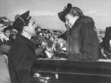 Naval Officer Helping Eleanor Roosevelt Out of Convertible Lámina fotográfica Naval Officer Helping Eleanor Roosevelt Out of Convertible Lámina fotográfica