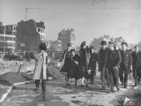 Eleanor Roosevelt Walking with Others During Her Tour Lámina fotográfica Eleanor Roosevelt Walking with Others During Her Tour Lámina fotográfica