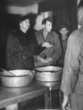 Eleanor Roosevelt Visiting a Men's Mess and Talking with the Cooks Lámina fotográfica Eleanor Roosevelt Visiting a Men's Mess and Talking with the Cooks Lámina fotográfica