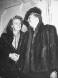 Mrs. Franklin D. Roosevelt and Her Daughter, Anna, Wearing Fur Coats Lámina fotográfica Mrs. Franklin D. Roosevelt and Her Daughter, Anna, Wearing Fur Coats Lámina fotográfica