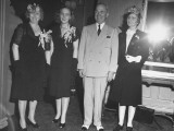 President Harry S. Truman and His Family Posing Together During a Homecoming Ceremony Lámina fotográfica President Harry S. Truman and His Family Posing Together During a Homecoming Ceremony Lámina fotográfica