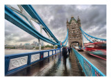 Crossing Tower Bridge in the Rain Reproduction photographique sur papier de qualité par Trey Ratcliff