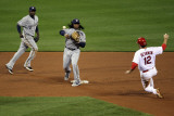 Brewers v St. Louis Cardinals - G. Three, St Louis, MO - Oct. 12: Rickie Weeks and Lance Berkman Photographie par Jamie Squire