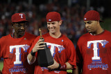 Detroit Tigers v Rangers - Arlington, TX - Oct. 15: Michael Young, Ron Washington and Nelson Cruz Fotografie-Druck von Harry How