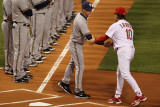Brewers v St. Louis Cardinals - G. Three, St Louis, MO - Oct. 12: Ron Roenicke and Tony LaRussa Photographie par Jamie Squire