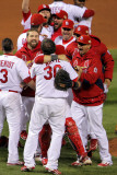 Game 7 - Rangers v Cardinals, St Louis, MO - October 28: Jason Motte and Yadier Molina Photographie par Doug Pensinger