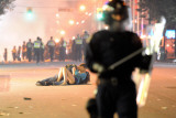 Couple Kisses During Vancouver Riot after the Canucks' NHL Championship Loss: June 15 2011 Impressão fotográfica por Richard Lam