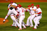 Game 7 - Rangers v Cardinals, St Louis, MO - Oct. 28: Yadier Molina, Gerald Laird and David Freese Lámina fotográfica por Dilip Vishwanat Game 7 - Rangers v Cardinals, St Louis, MO - Oct. 28: Yadier Molina, Gerald Laird and David Freese Lámina fotográfica por Dilip Vishwanat