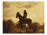 The Scout, Apache Giclée-tryk af Edward S. Curtis The Scout, Apache Giclée-tryk af Edward S. Curtis