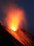Strombolian Eruption of Stromboli Volcano, Aeolian Islands, Mediterranian Sea, Italy Photographie par  Stocktrek Images