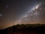 The Milky Way Rising Above the Hills of Azul, Argentina Lámina fotográfica por Stocktrek Images The Milky Way Rising Above the Hills of Azul, Argentina Lámina fotográfica por Stocktrek Images
