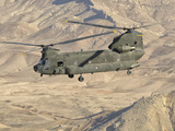 Italian Army CH-47C Chinook Helicopter in Flight over Afghanistan Valokuvavedos tekijänä Stocktrek Images