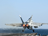 An F/A-18F Super Hornet Launches from the Flight Deck of Aircraft Carrier USS Nimitz Fotografisk tryk af Stocktrek Images An F/A-18F Super Hornet Launches from the Flight Deck of Aircraft Carrier USS Nimitz Fotografisk tryk af Stocktrek Images