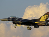 A Solo Turk F-16 of the Turkish Air Force with a Custom Paint Scheme Photographie par  Stocktrek Images