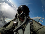 A Pilot in the Cockpit of an F-16 Fighting Falcon Photographie par  Stocktrek Images