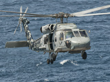 A US Navy SH-60F Seahawk Flying Off the Coast of Pakistan Fotografie-Druck von  Stocktrek Images
