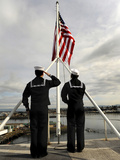 Sailors Raise the National Ensign Aboard USS Abraham Lincoln Fotografie-Druck von  Stocktrek Images