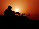 A U.S. Special Forces Soldier Armed with a Mk-12 Sniper Rifle at Sunset Photographie par  Stocktrek Images