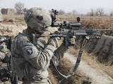A U.S. Army Soldier Looks Through the Scope of His M-14 Sniper Rifle Photographie par  Stocktrek Images
