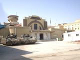 MCV-80 Warrior Vehicles Parked Outside Headquarters in Iraq Lámina fotográfica por Stocktrek Images MCV-80 Warrior Vehicles Parked Outside Headquarters in Iraq Lámina fotográfica por Stocktrek Images