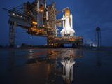 Night View of Space Shuttle Atlantis on the Launch Pad at Kennedy Space Center, Florida Photographie par  Stocktrek Images
