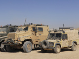 A British Armed Forces Snatch Land Rover Parked Next to Other Military Vehicles Lámina fotográfica por Stocktrek Images A British Armed Forces Snatch Land Rover Parked Next to Other Military Vehicles Lámina fotográfica por Stocktrek Images