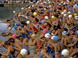 A Crowd of Women Diving and Jumping into Lake Banyoles Photographie par Tino Soriano