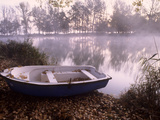 A Boat on the Shore of Misty Lake Banyoles Photographie par Tino Soriano