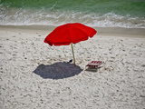 A Red Umbrella on the Beach at Gulf Shores, Alabama Fotografie-Druck von National Geographic Photographer