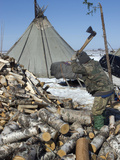 A Nomadic Komi Reindeer Herder Chops Wood to Heat His Family's Chum Photographie par Gordon Wiltsie