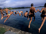 Men Jumping into Lake Banyoles Photographie par Tino Soriano