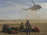 A Helicopter Lands to Ferry Passengers Back to Arkhangel'sk Photographie par Gordon Wiltsie