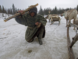 A Nomadic Komi Reindeer Herder Fishes in a Hole with Primitive Gear Photographie par Gordon Wiltsie