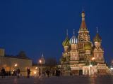 Pedestrians Walk Through Red Square Near Saint Basil's Cathedral Photographie par Gordon Wiltsie