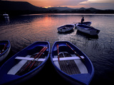 Boats on the Shore of Lake Banyoles at Sunset Photographie par Tino Soriano