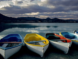 Boats on the Shore of Lake Banyoles at Sunset Photographie par Tino Soriano