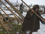 A Komi Reindeer Herder Dissassembles the Poles That Hold Up Her Chum Photographie par Gordon Wiltsie