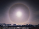 Sun Halo over Southern Alps, Caused by Ice Crystals in the Air, Castle Hill, New Zealand Valokuvavedos tekijänä Colin Monteath/Minden Pictures
