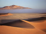 Clearing Fog Bank over Sand Dunes Near Gobabeb, Namib Desert, Namibia Fotografie-Druck von Michael and Patricia Fogden/Minden Pictures