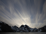 Cirrus Clouds Above South Georgia Photographie par Paul Nicklen