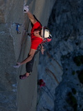 A Climber, Without a Rope, Grips an Expanse of El Capitan Called the Prophet Photographie par Jimmy Chin